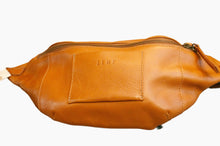 Load image into Gallery viewer, Pellegrino M Moon Bag

